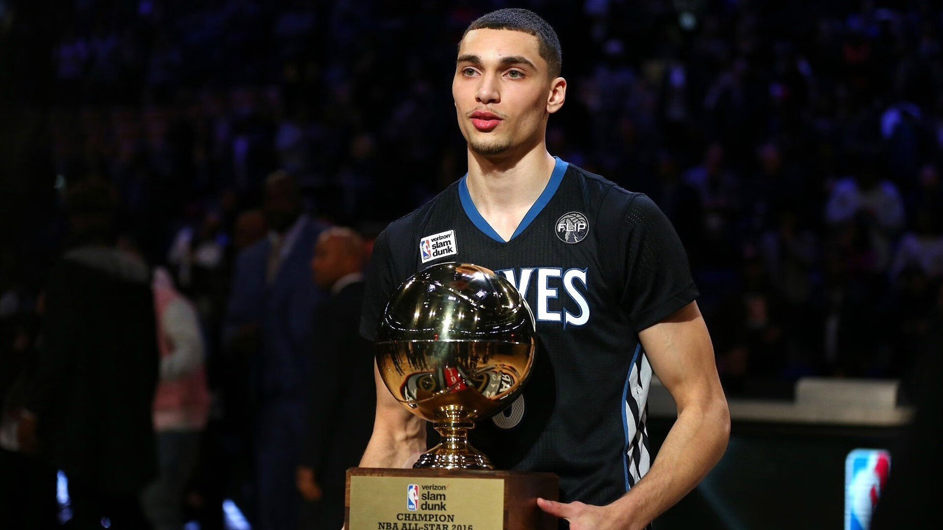 开云ios-詹姆斯替补席上积极鼓励年轻球员，詹姆斯的替补球员